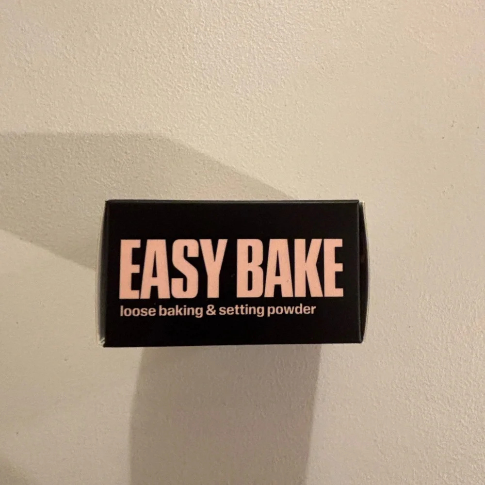 HUDA BEAUTY Easy Bake Loose Powder - Black and Pink - Picture 2 of 9